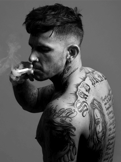 homme tatoué qui fume